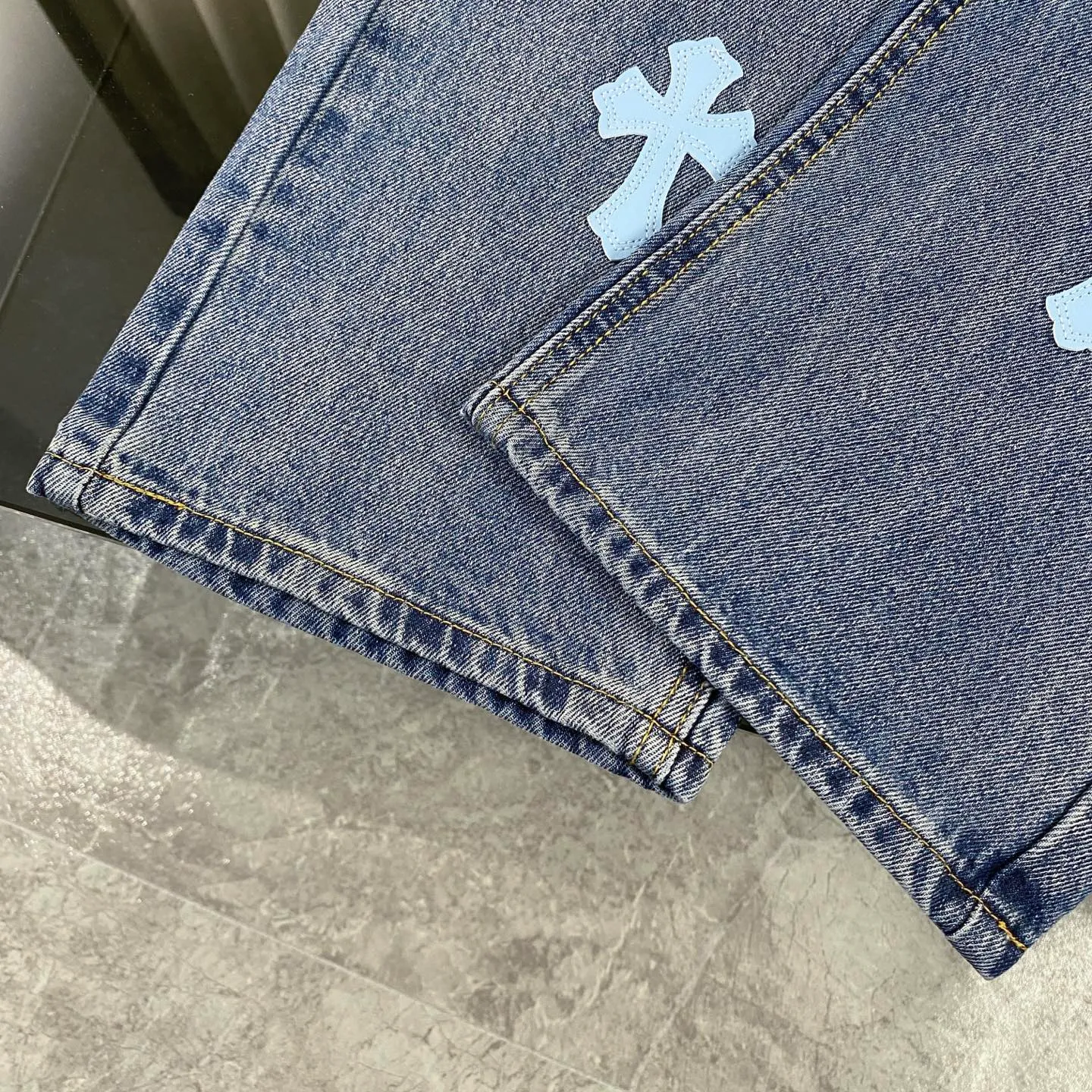 P220 chrome hearts 2025 new double blue cross patchwork leather jeans vi Top heavy industry fashionable design] Consistent high street luxury style creation. Speaking of this style, the Zangyin family and GU family are definitely the leading representative brands. Especially the Zangyin family has really achieved a state-of-the-art effect in creating high street style. The unique washed material is used to create this style. The color system is quite eye-catching. After it is decorated with patchwork cross flowers, it cleverly highlights the charm of the brand. Secondly, this style uses classic The classic high-waist cutting design highlights the long legs and fashionable temperament of the upper body. The brand is highly recognizable and the slim fit configuration is more suitable for daily wear. It is a product that interprets personality, fashion, and specifications at a glance. This single product is enough to make any fan excited. It can be a white T-shirt for youthful preppy style, or a tight suspender for lady style. It has strong matching ability and can be easily controlled by men.  [Materials and craftsmanship] Needless to say, this point goes without saying. As an excellent craftsman brand, Zangyin’s requirements for details and craftsmanship are really perfect. The washed color of this model has gone through so many processes, not to mention the embellishment of denim appliques. It is also purely hand-made and sewn. Just like what they believe in, only hand-made things have soul and have the meaning of wear. A top-notch heavy-duty fashionable denim item, I look forward to your perfect interpretation! !  Size:28-34